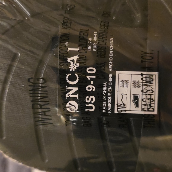 Oncai Women's Cozy Winter Knit Red, Black and White Snowflake Button Boots Sz 9 - Picture 8 of 8